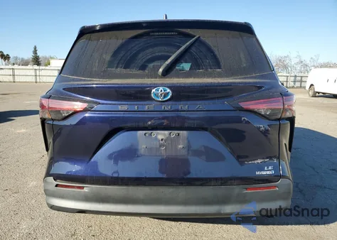 2021 Toyota Sienna Le z USA, uszkodzony, nr VIN 5TDKRKEC6MS013416